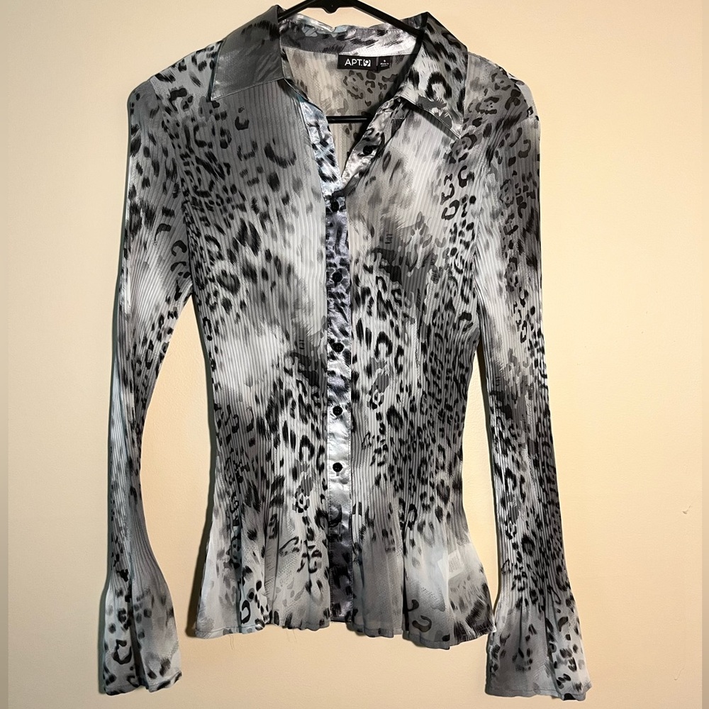 Gray leopard print blouse from APT. 9 size small.